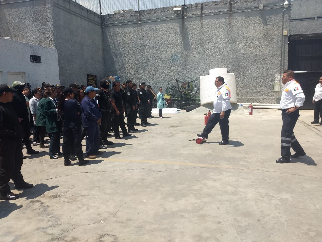 Bomberos de Ecatepec capacitan a personal del penal de Chiconautla para combatir incendios