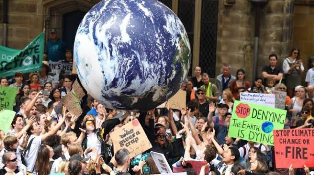 Jóvenes protestan contra la ineficacia política ante el desafío medioambiental