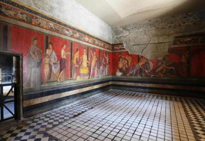 Joven intenta robar partes de un famoso mosaico en Pompeya
