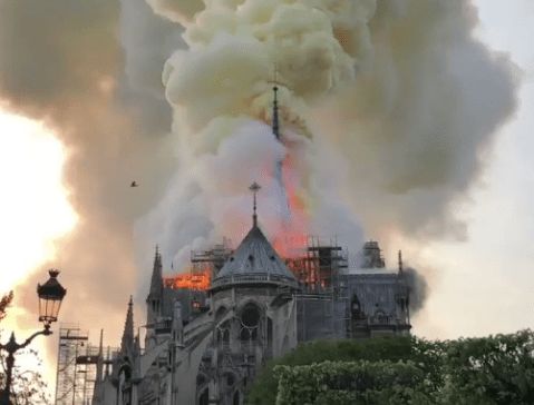 Se incendia histórica catedral de Notre-Dame