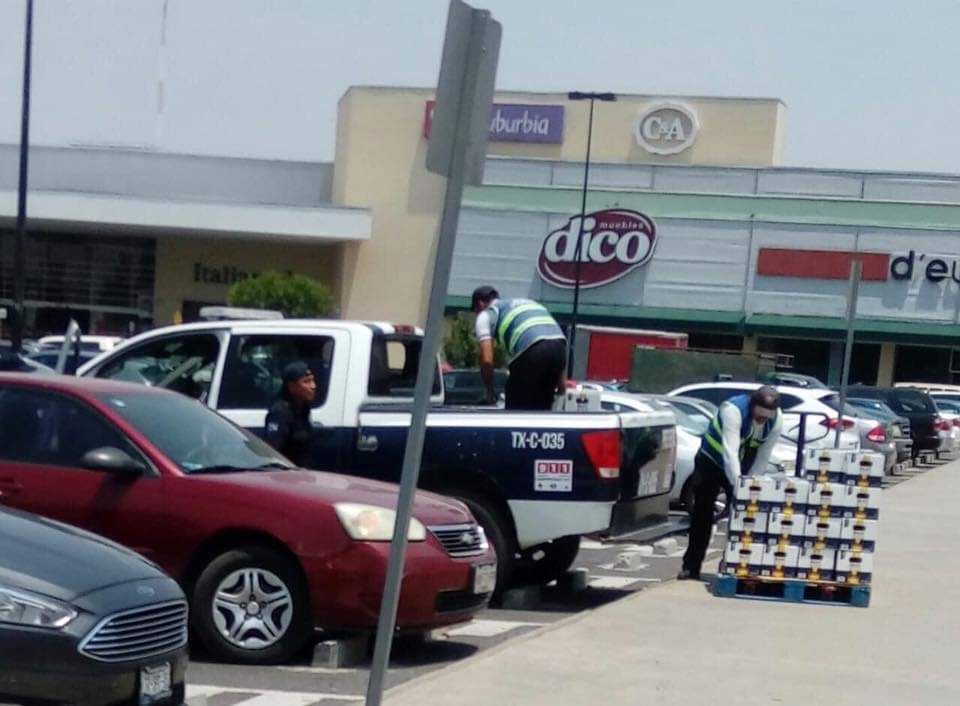 Suspenden a policías de Texcoco que cargaban  cervezas a patrulla en centro comercial 
