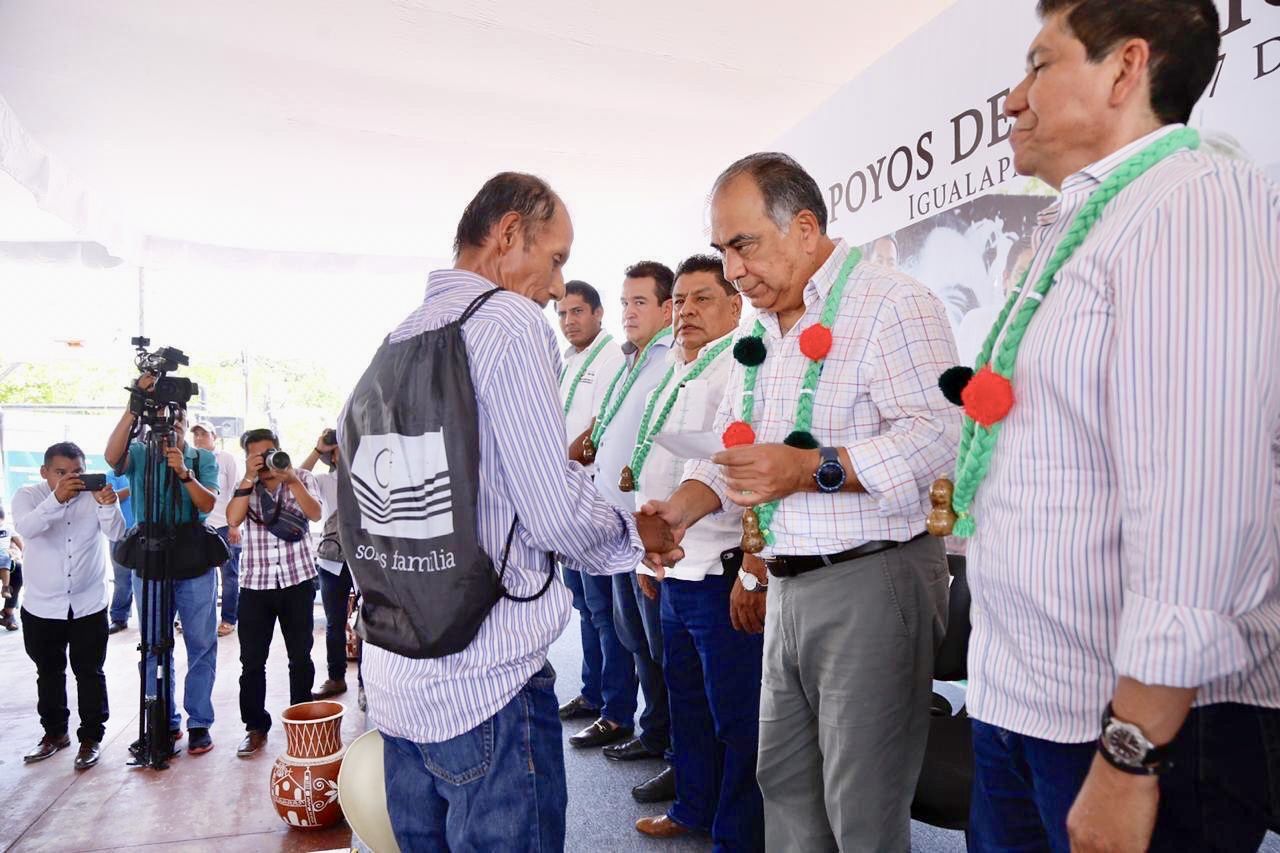Lleva el gobernador Astudillo apoyos sociales a familias de Igualapa