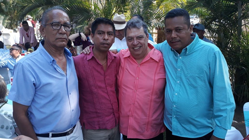 Acuden líderes del PRD de Tecpan a felicitar al exgobernador Ángel Aguirre Rivero al cumplir 63 años de edad