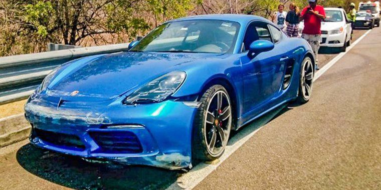 Andaba descalzo: exfiscal priista se accidenta en su Porsche