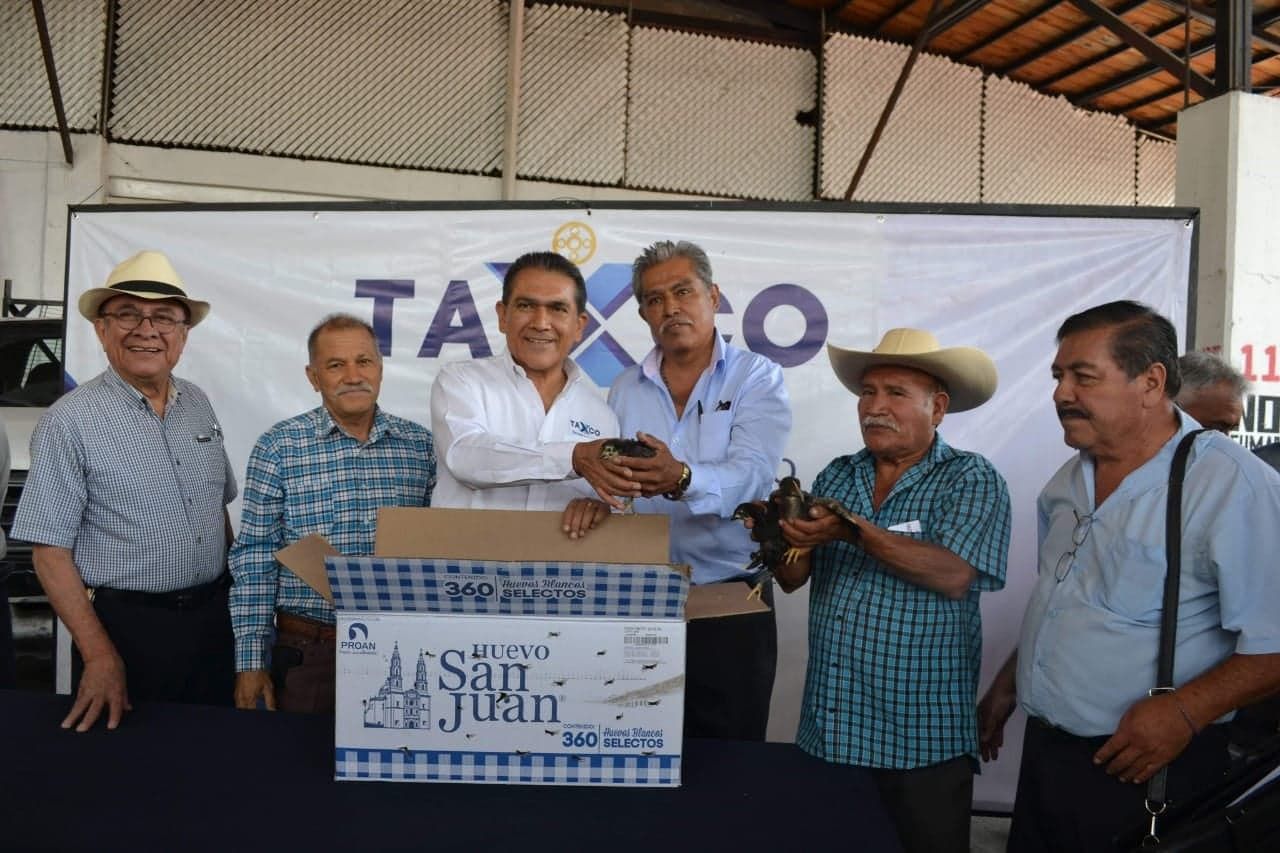 Entrega gobierno de Taxco apoyos productivos de ’Gallinas ponedoras’. 