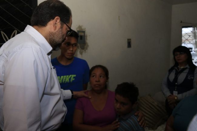 Gobernador brinda apoyo a deudos de Ángel Flores