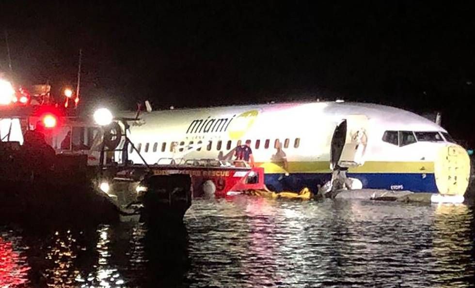 Avión con 136 pasajeros aterriza sobre un río en Florida
