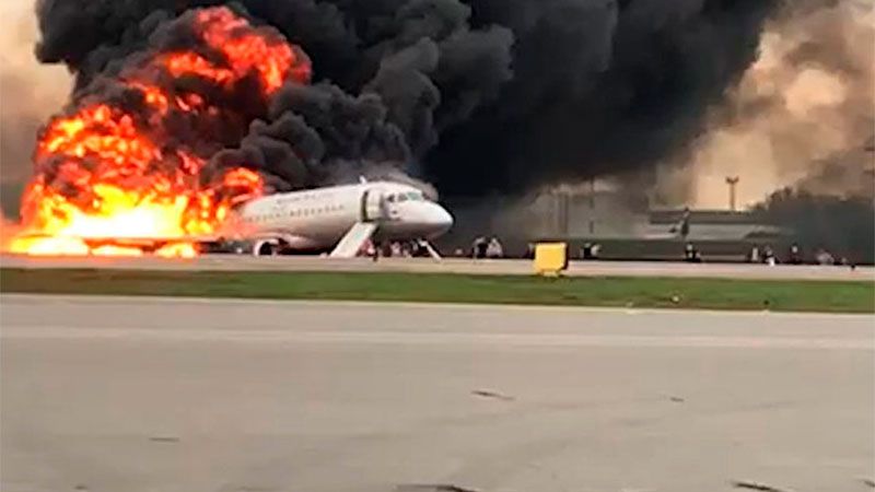 Avión aterriza en llamas y deja más de 40 muertos