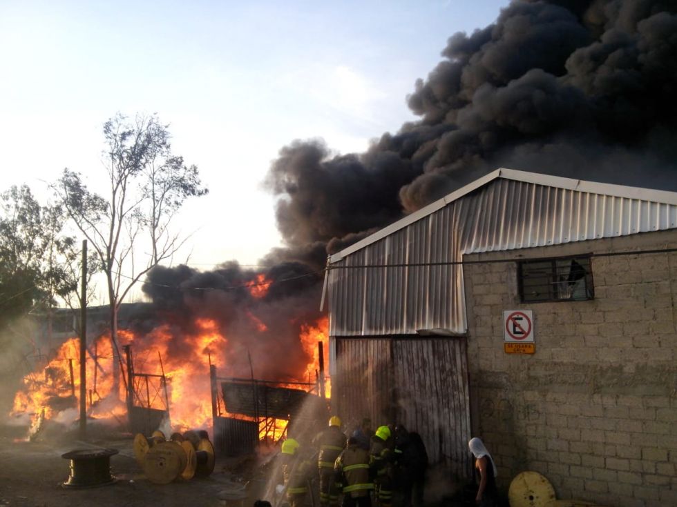 Atienden Bomberos y PC Municipales y Estatales incendio en límites de Ecatepec y Nezahualcóyotl