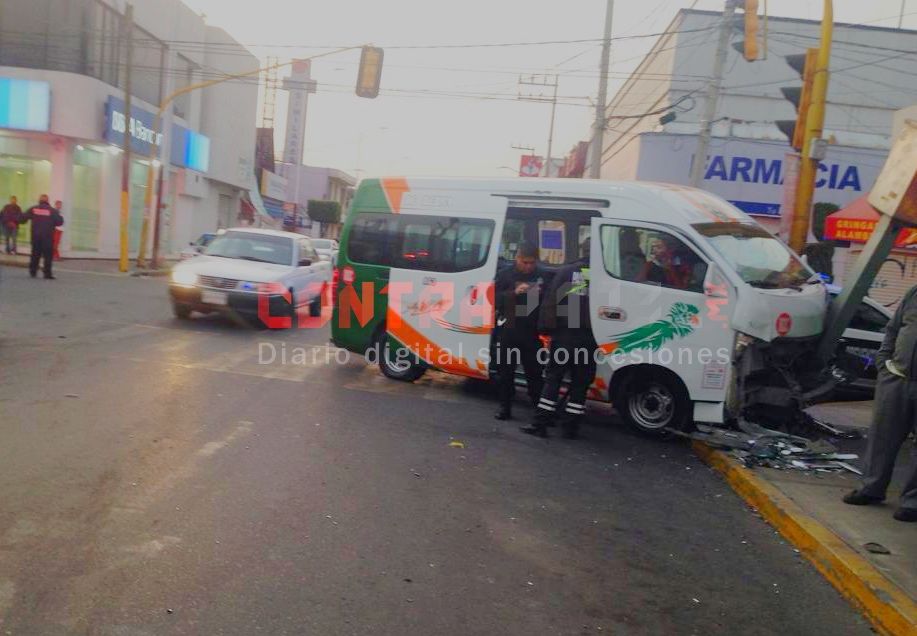Tres lesionados deja choque al cruzar semáforo intermitente  en calles de Texcoco 