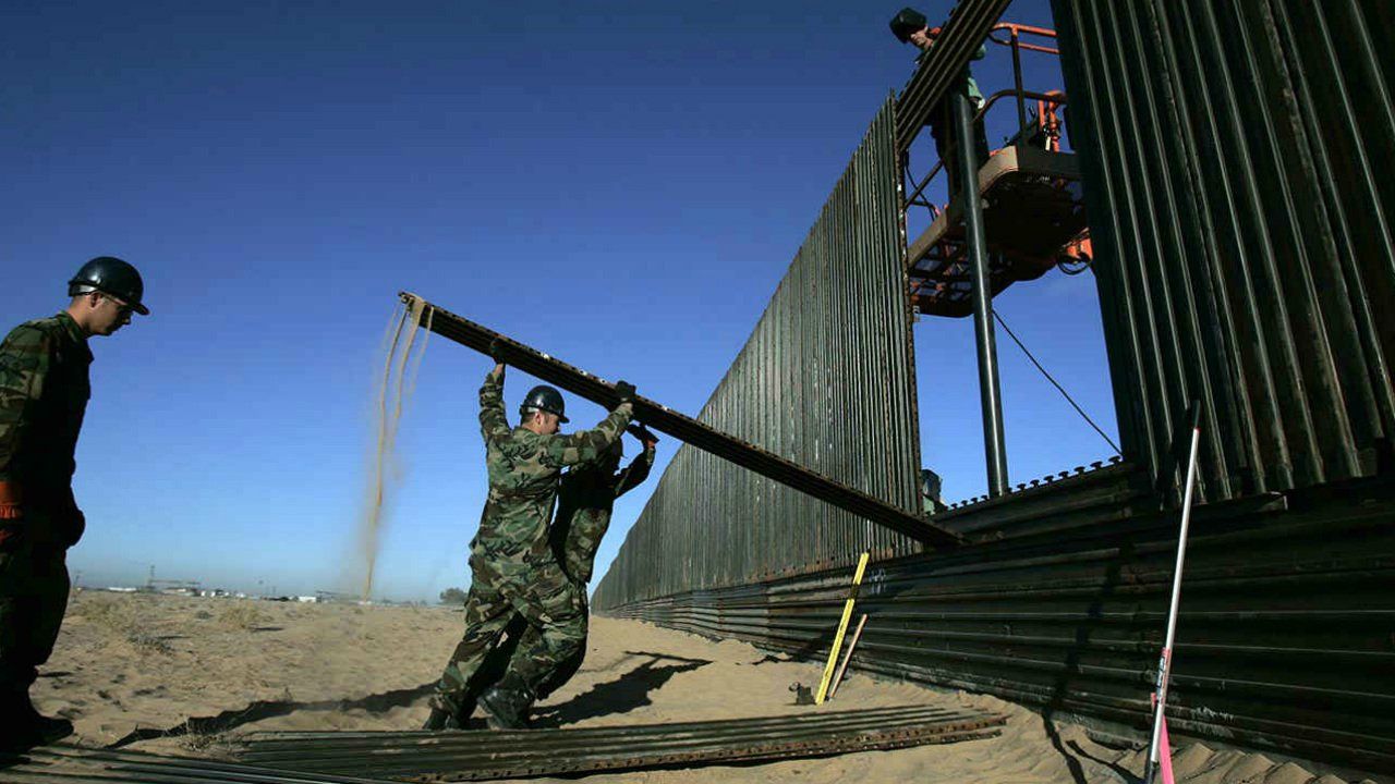 Estados Unidos construye muro fronterizo reforzado en Arizona