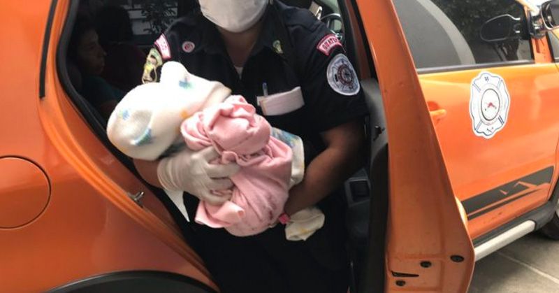 Padres olvidan a bebé recién nacido dentro de un taxi