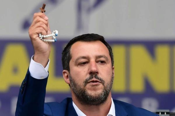 Salvini quiere multar a las ONG que rescaten inmigrantes en el Mediterráneo
