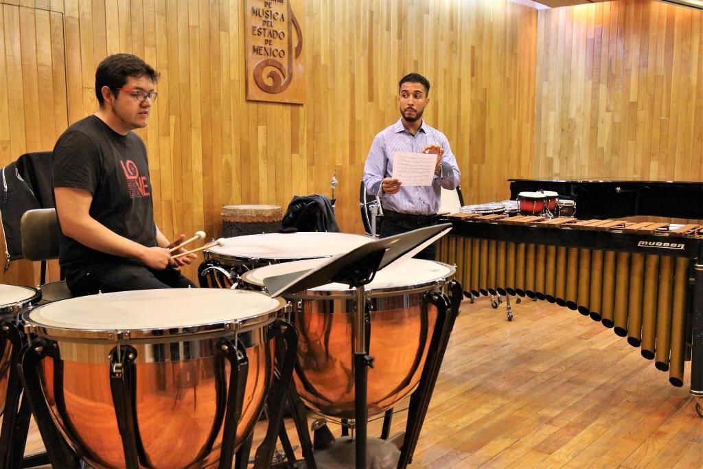 Percusionista de la sinfónica de Indianápolis capacita a estudiantes del conservatorio de música del Edoméx
