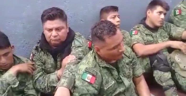 Retienen y desarman a militares en La Huacana