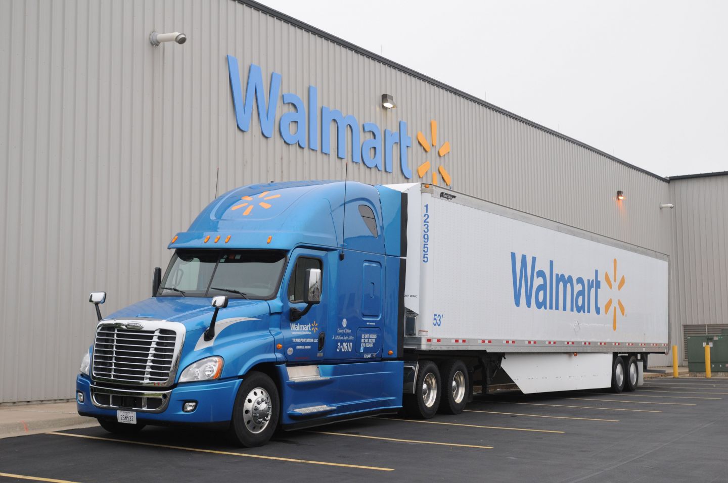 Walmart contratará conductores de camiones con sueldo atractivo