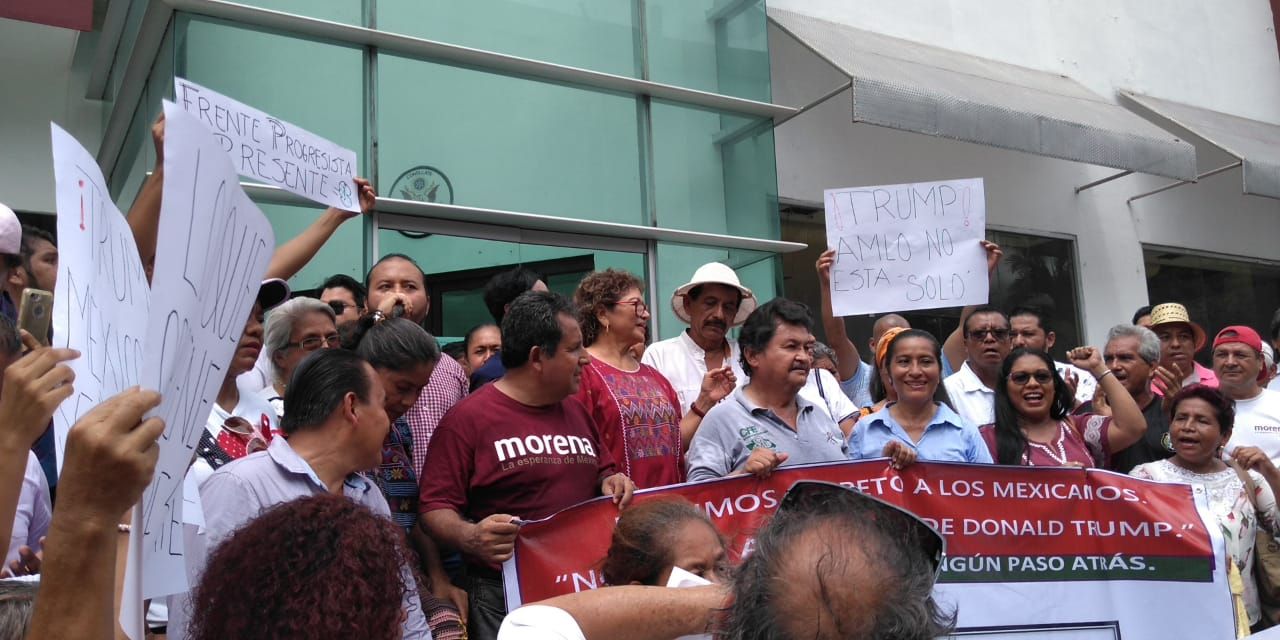 Protestan ciudadanos por alza de aranceles en Consulado de Acapulco 