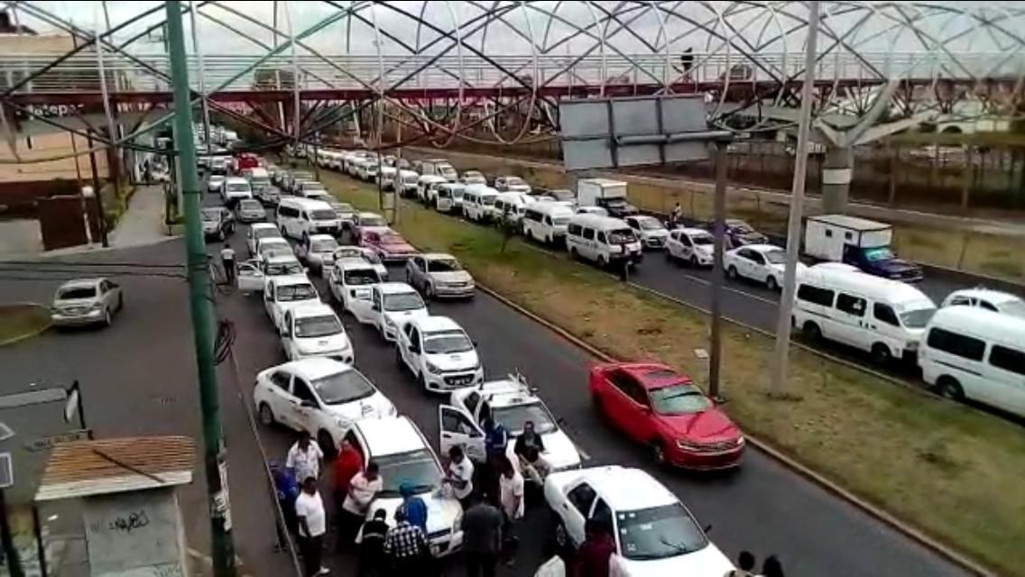 Taxistas de Ecatepec bloquean diversos puntos del municipio para protestar contra aplicaciones de transporte