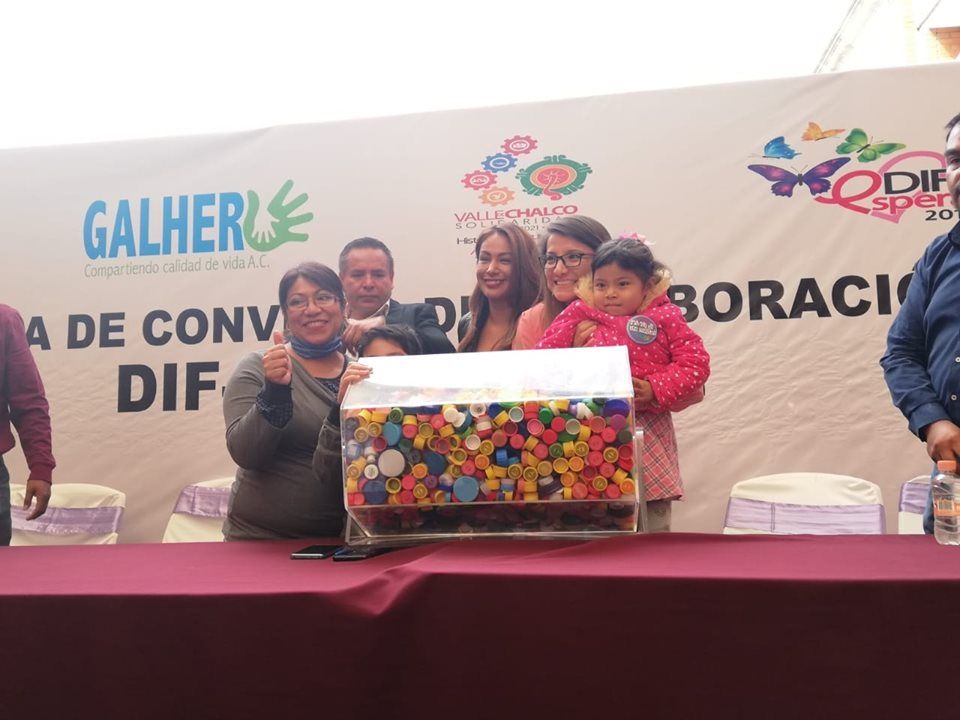 DIF Valle de Chalco entrega tapitas a Fundación GALHER