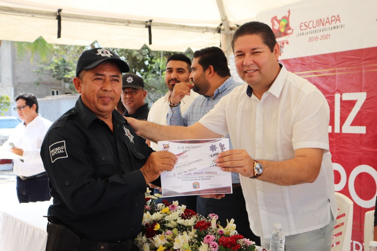 Reconocen a policías en Escuinapa en su día