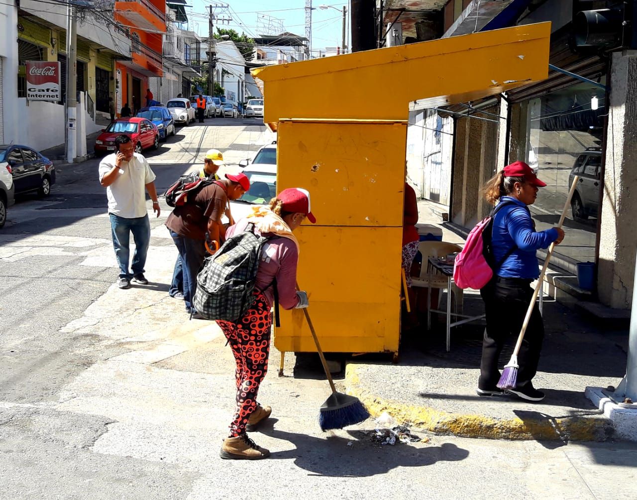 Trabajadores administrativos se unen a la limpieza de Acapulco 