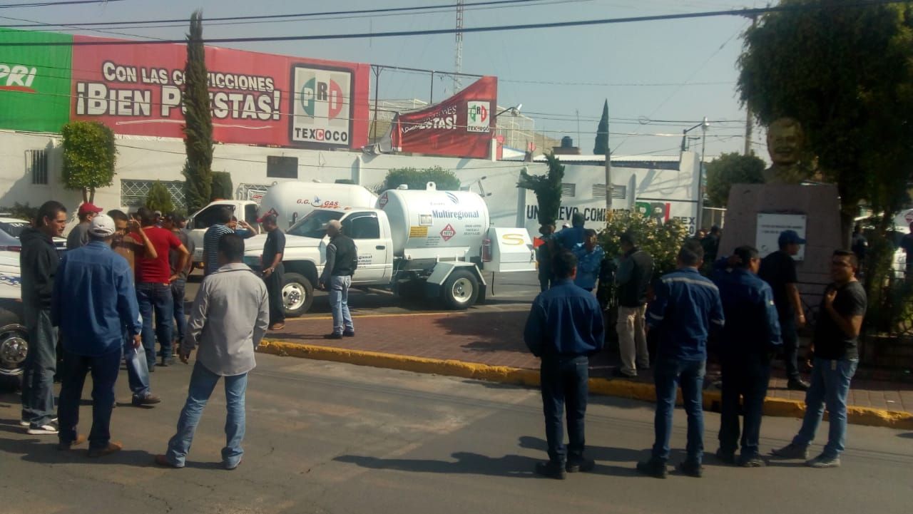 Piperos desquician el tránsito tras detención de conductor infraccionado en calles Texcoco