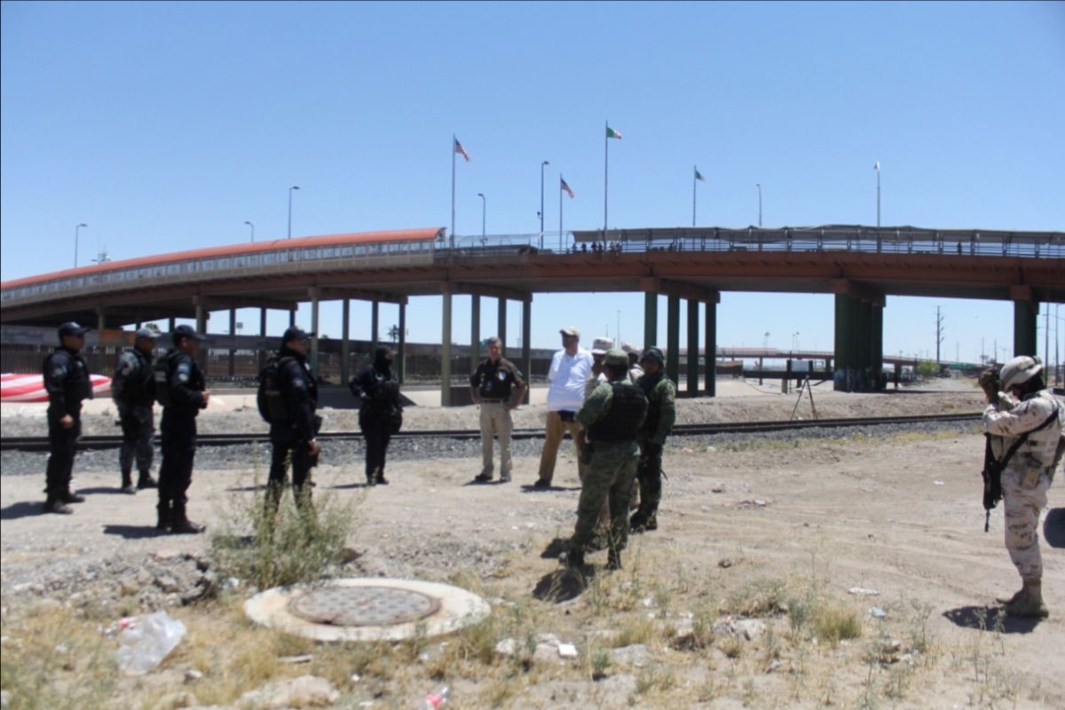 Activa México ‘muro humano’ con militares en frontera Cd Juárez

