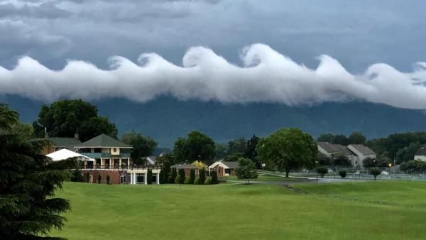 Raras nubes en forma de olas están asombrado a varias personas