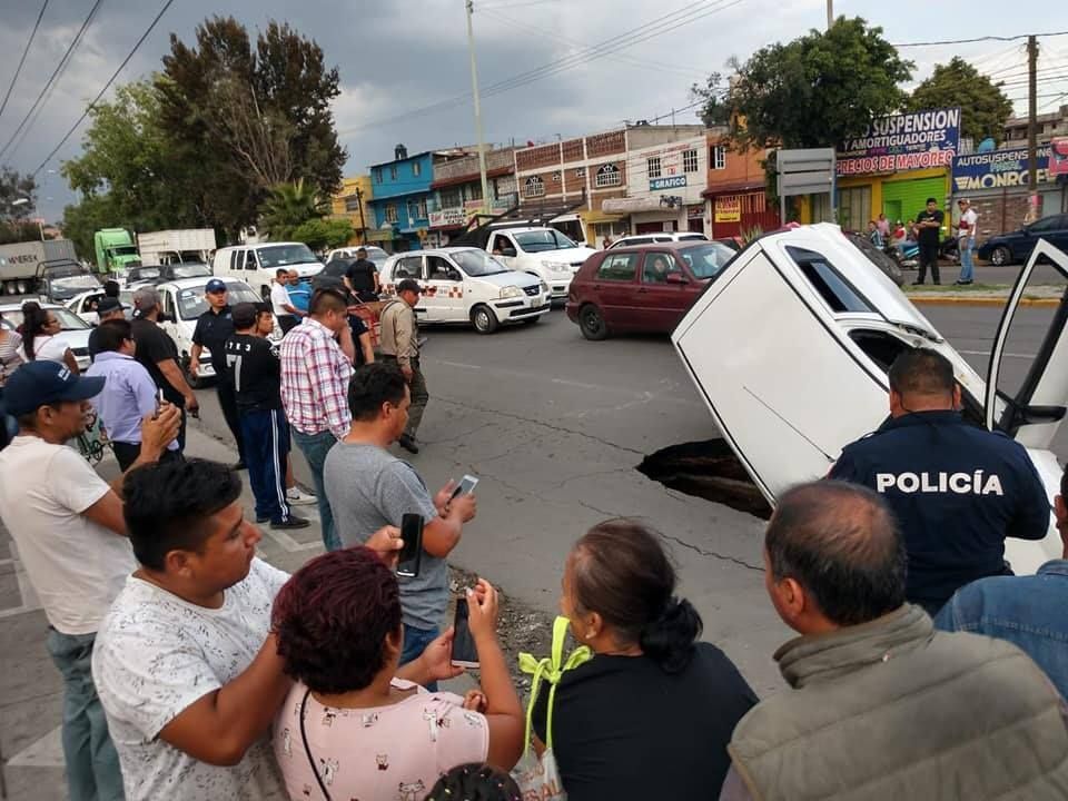 Esconden camioneta en enorme socavón de Ecatepec