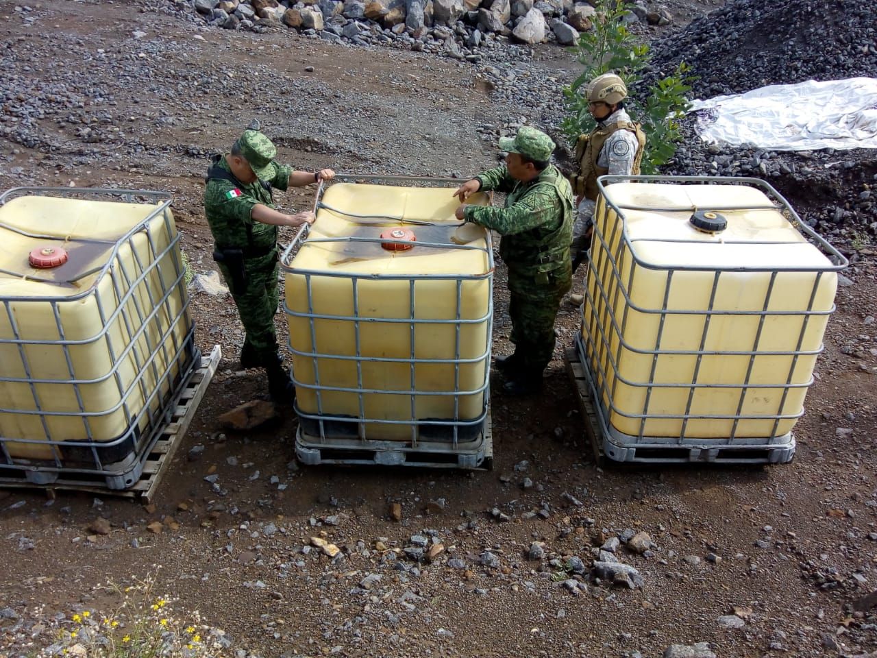 Ejército Mexicano asegura 14 mil litros de Gas L.P. en Tepetlaoxtoc, Méx. 
