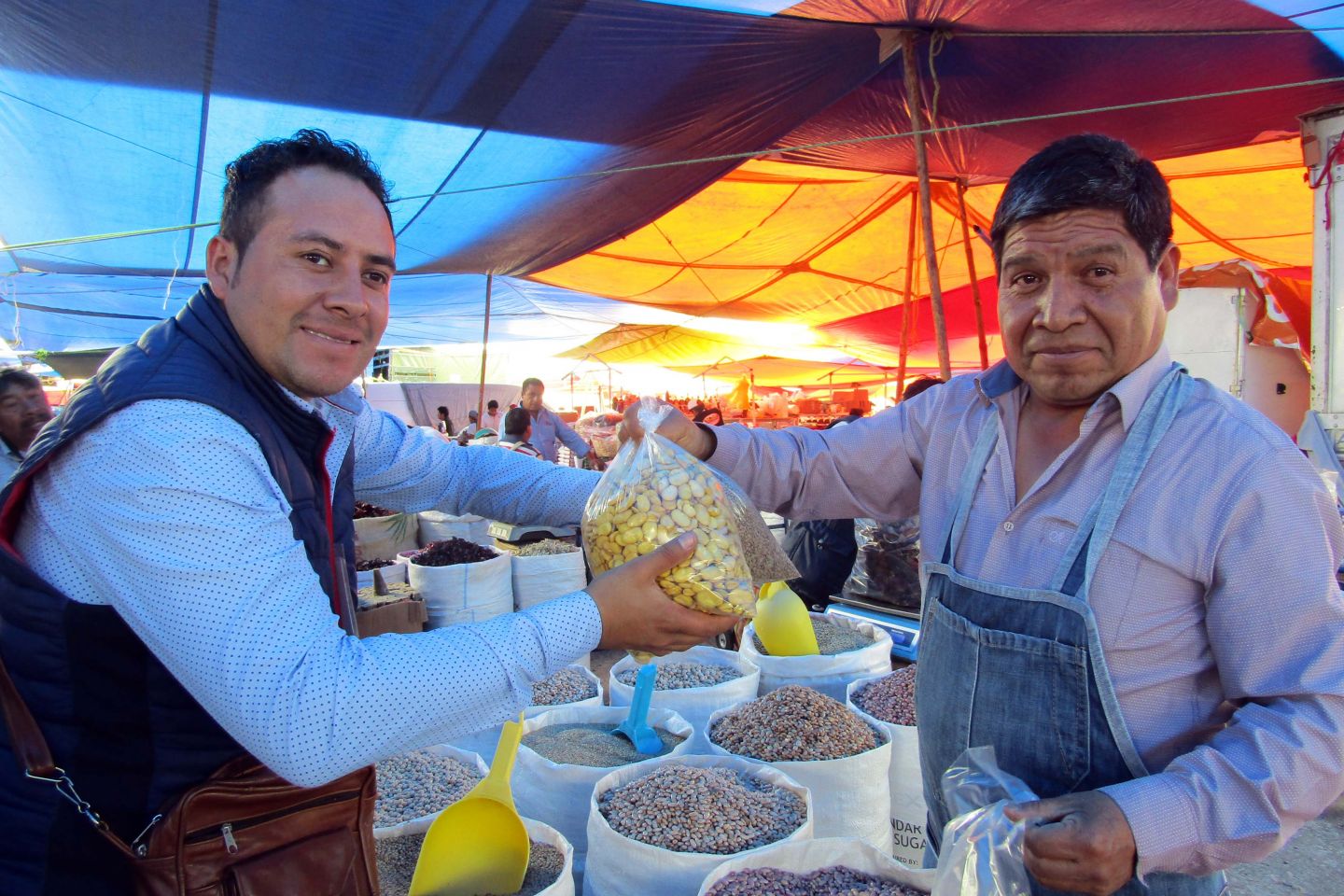 La Unión de Comerciantes y Pequeños Productores de la Central de Abastos de Santiago Tianguistenco cumplen 16 años donando alimentos