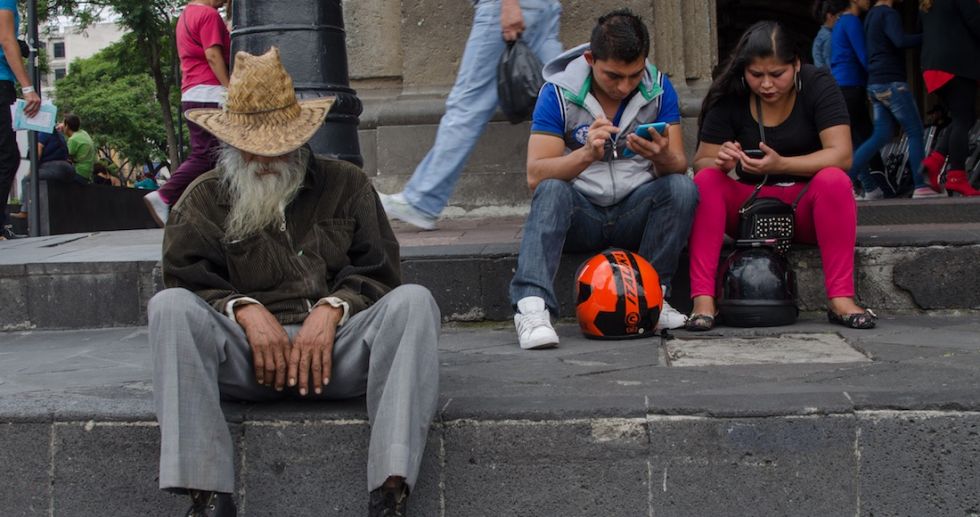 Jóvenes mexicanos financian con su trabajo las pensiones, pero la mayoría no tendrá una