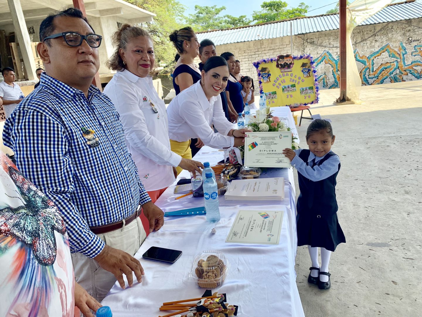 Reconoce Flérida Barrientos labor educativa de maestros en Amatillo 