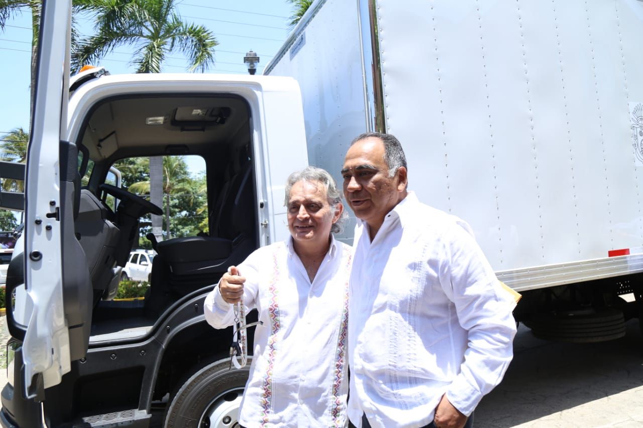 Entrega Héctor Astudillo transporte para instrumentos musicales a la OFA