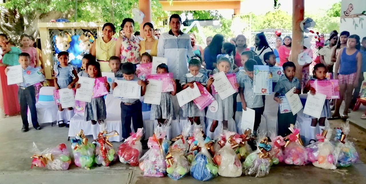 Apadrina Ismael Aparicio generación del Jardín de Niños en El Tamarindo 