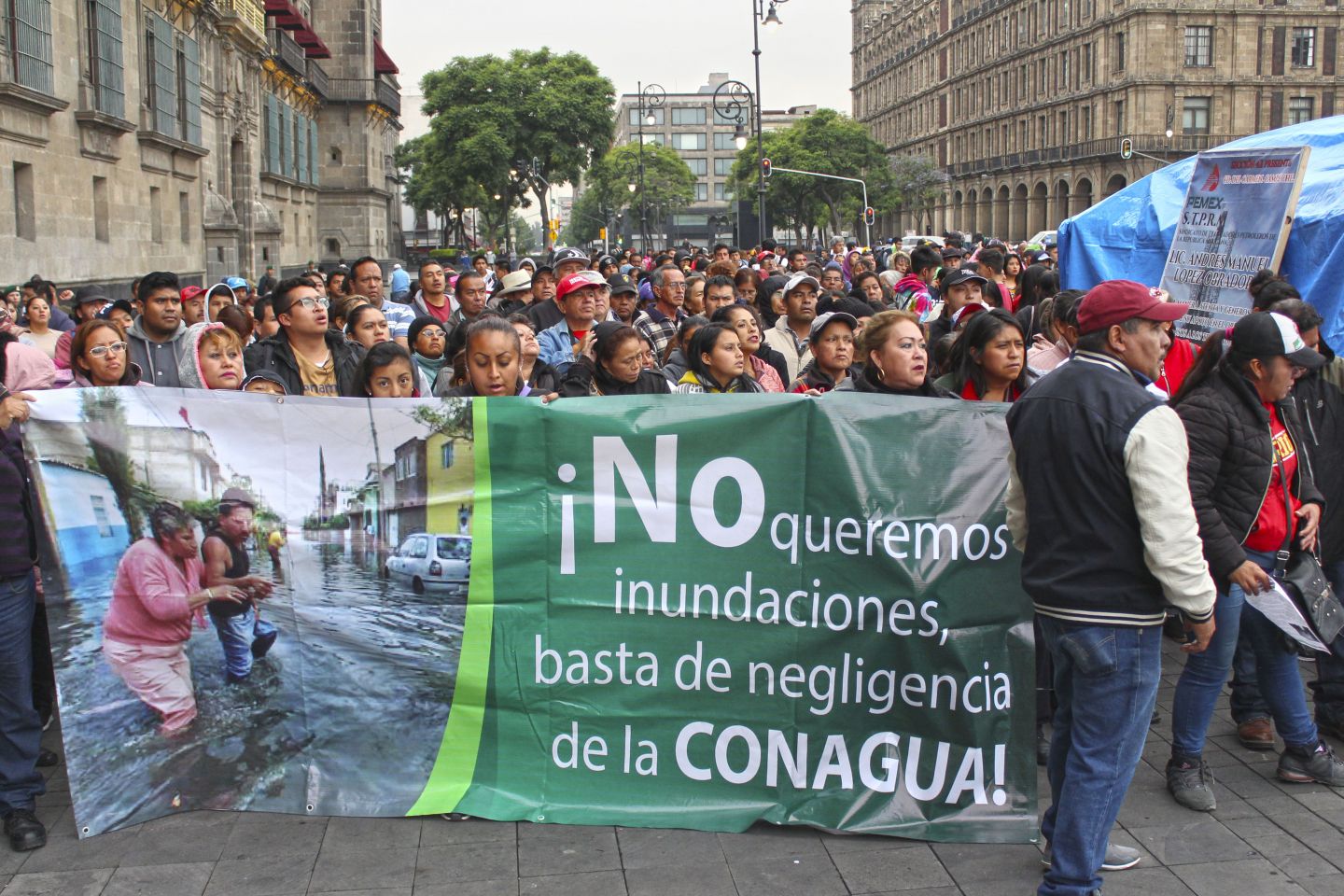 Chimalhuacanos se manifiestan en la CDMX para exigir que la CONAGUA cumpla compromisos con el municipio