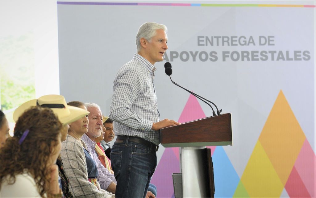 Alfredo del Mazo entrega apoyos forestales a mexiquenses del sur del EDoméx