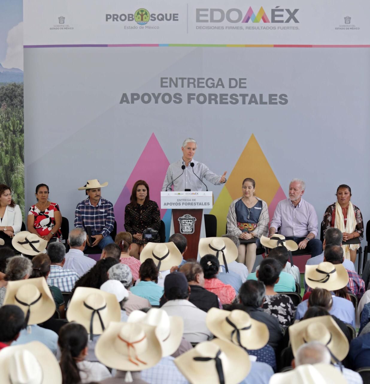 Entrega Alfredo del Mazo apoyos forestales a mexiquense del sur del Edoméx