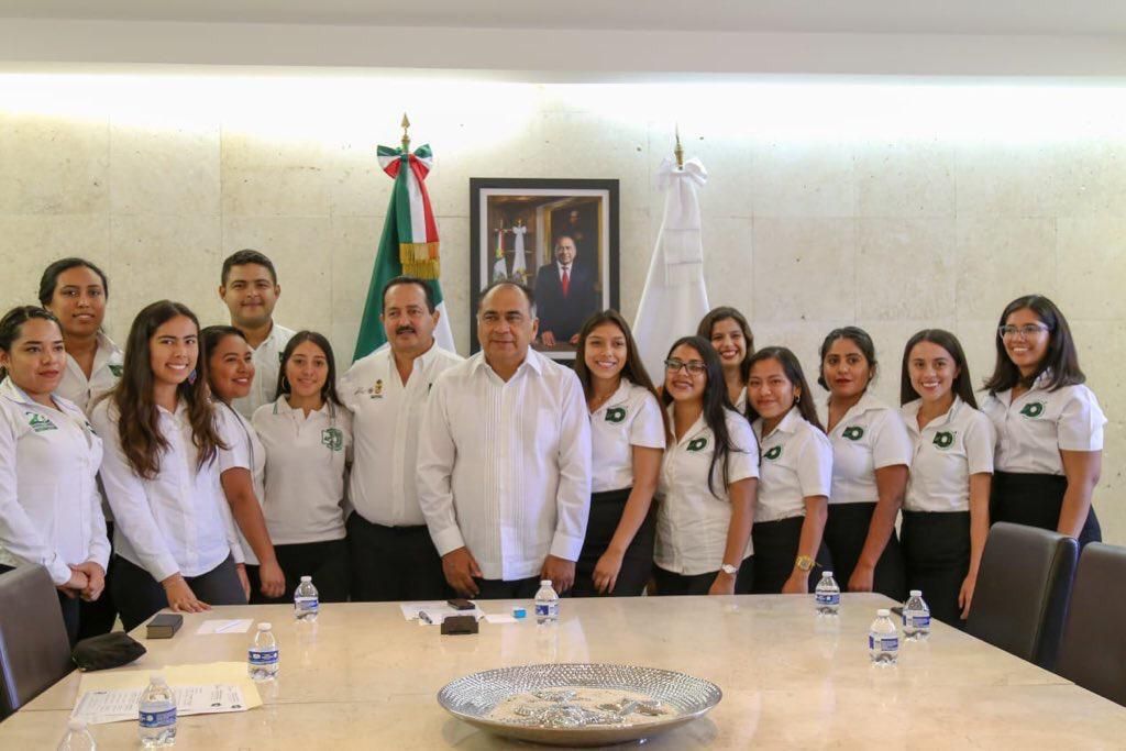 Apoya el gobernador Astudillo a jóvenes que viajarán al extranjero 
