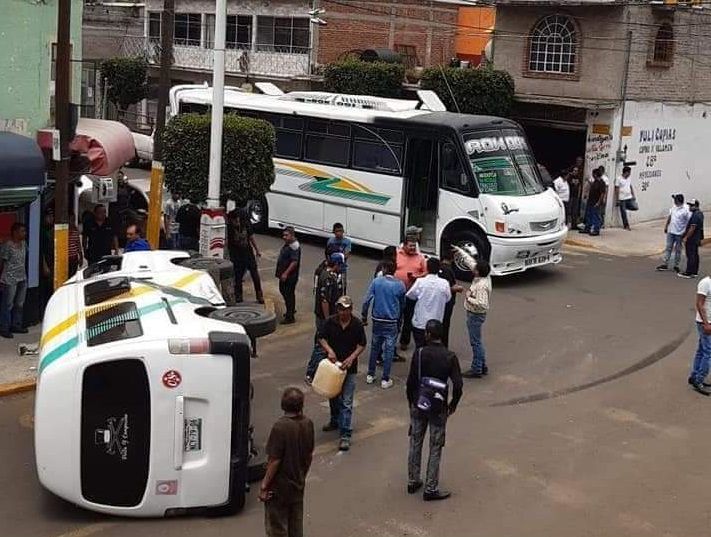 Accidente entre transporte público y automóvil en Texcoco
