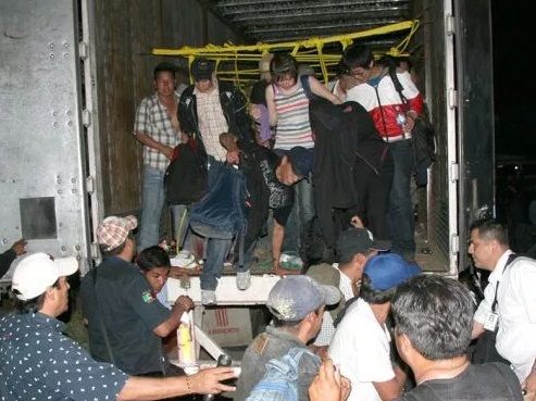 Sorprenden a 150 migrantes hacinados en un camión, en Veracruz