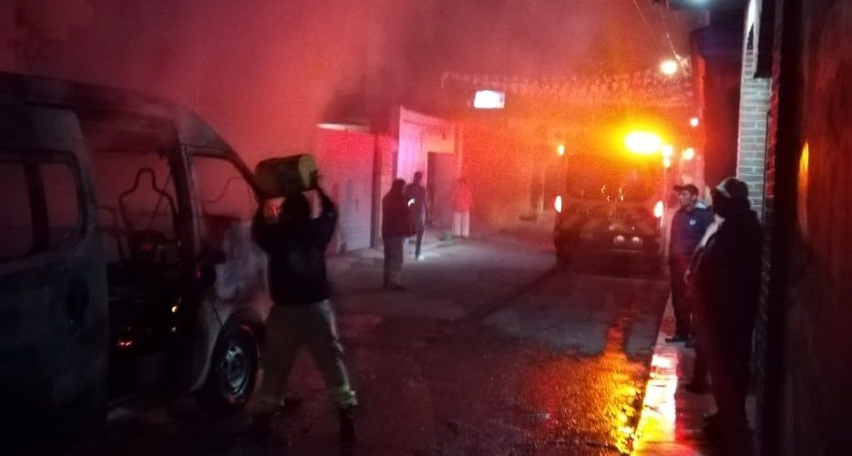 Delincuencia organizada incendian dos combis en Tecámac