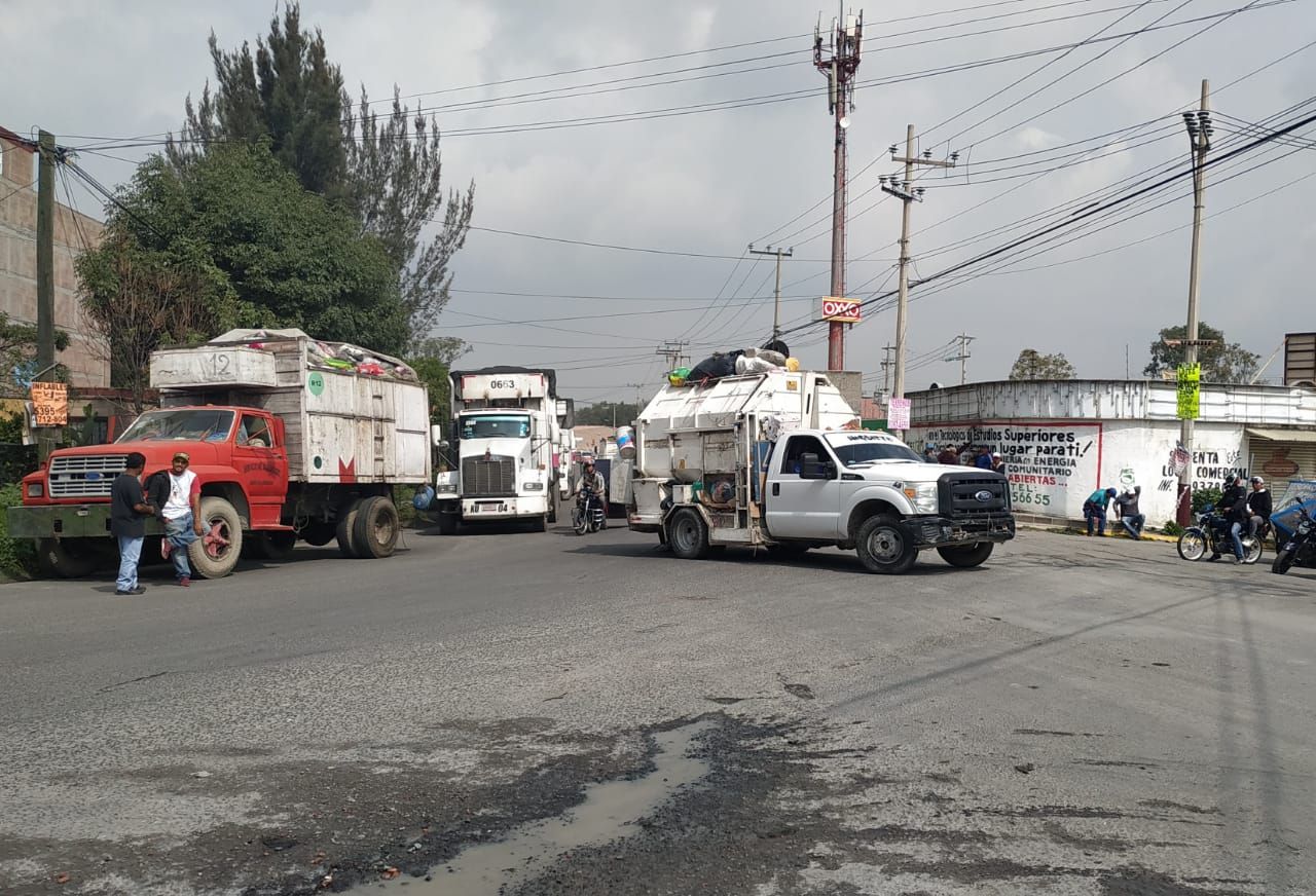 Cierran calle camino a las minas en Chicoloapan a camiones de basura CDMX