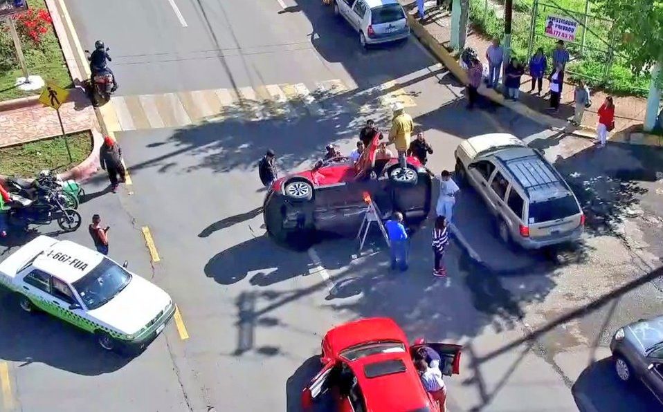 Jetta rojo hizo que volcara el auto de legisladora de Morena