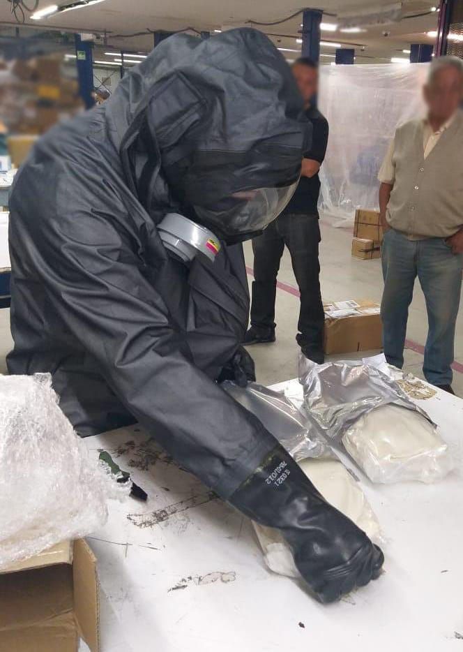 Interceptan químicos para elaborar fentanilo en el aeropuerto internacional de la ciudad de México