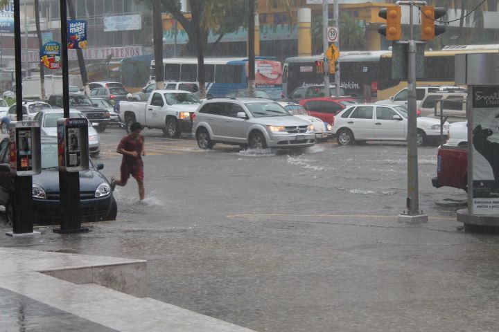 Lluvias intensas persistirán durante la noche y madrugada en Acapulco 