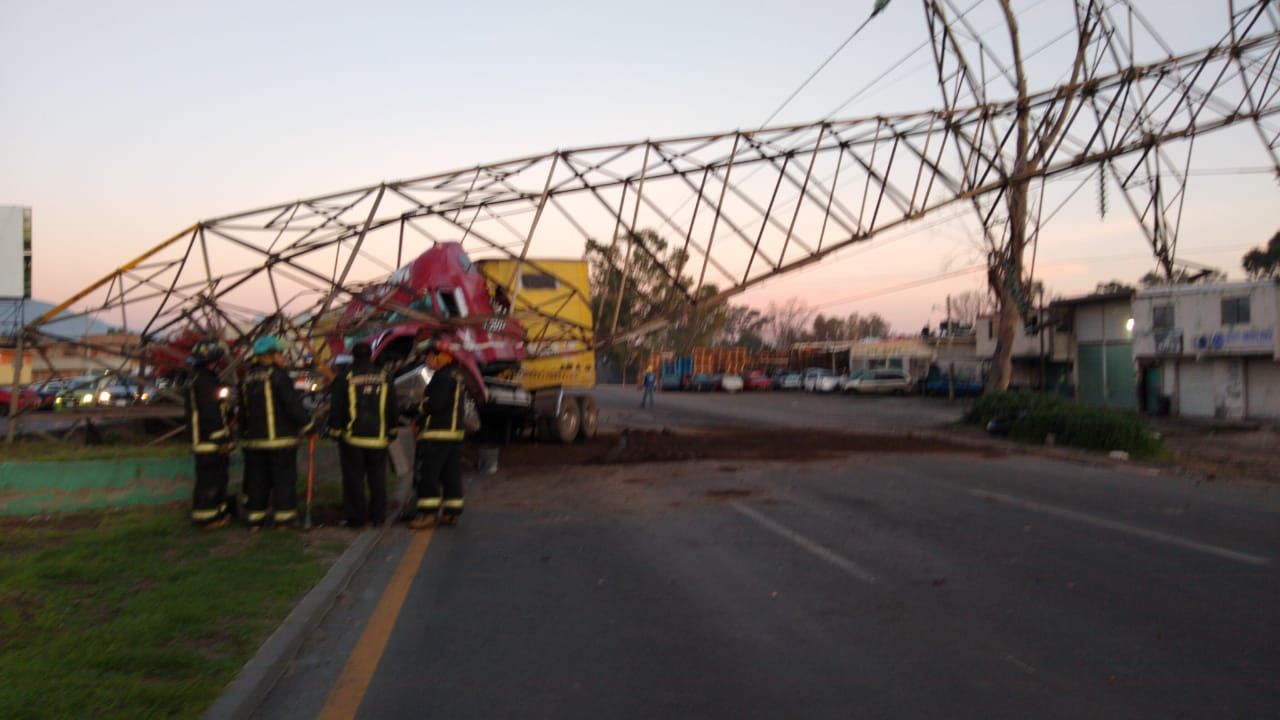 Accidente de trailer en la carretera Texcoco Lechería derriba torre de luz