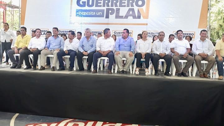 Presenta Carlos Reyes propuesta para hacer un gobierno ciudadano en Tecpan