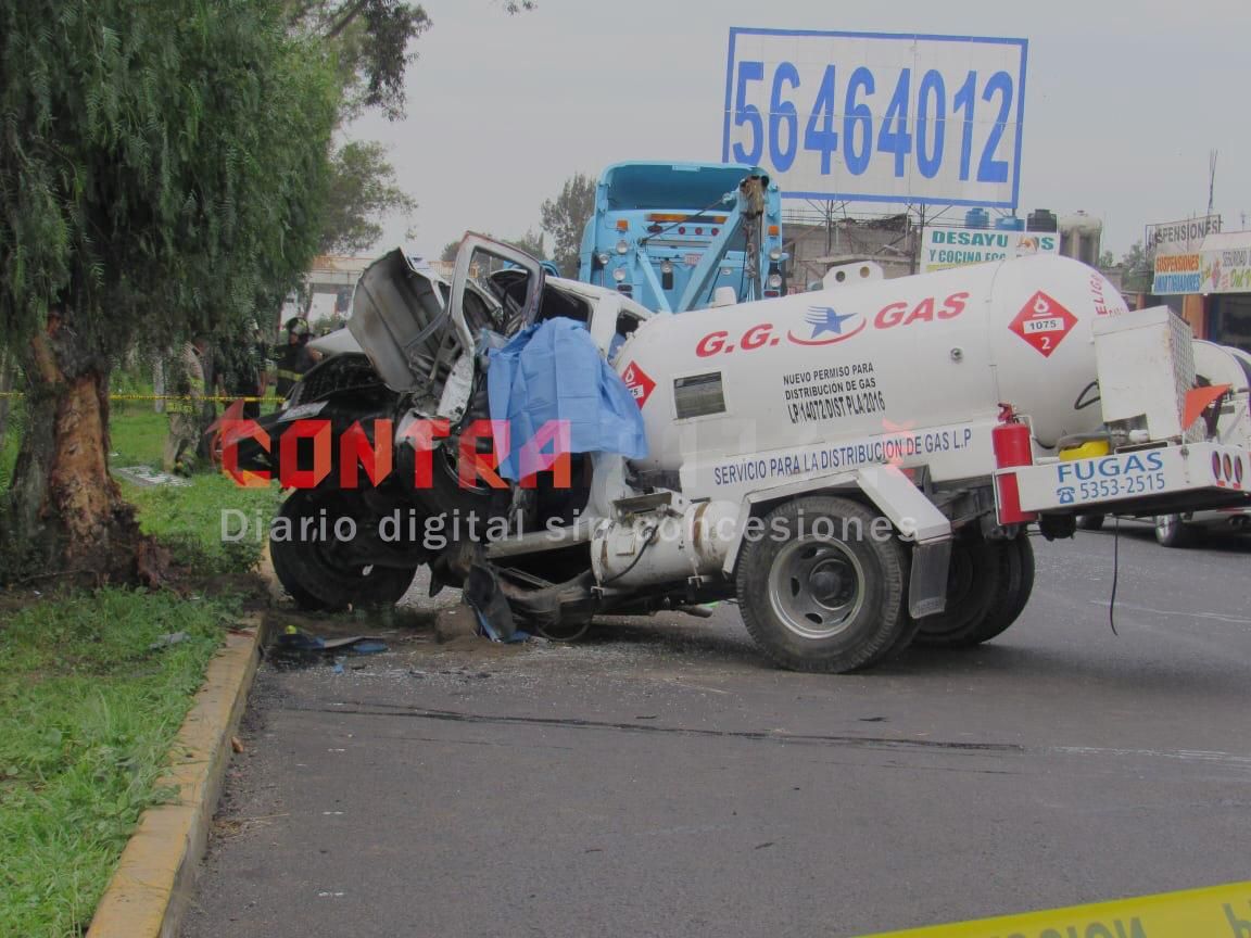 Fallece conductor de pipa tras chocar contra árbol en la Texcoco- Lechería