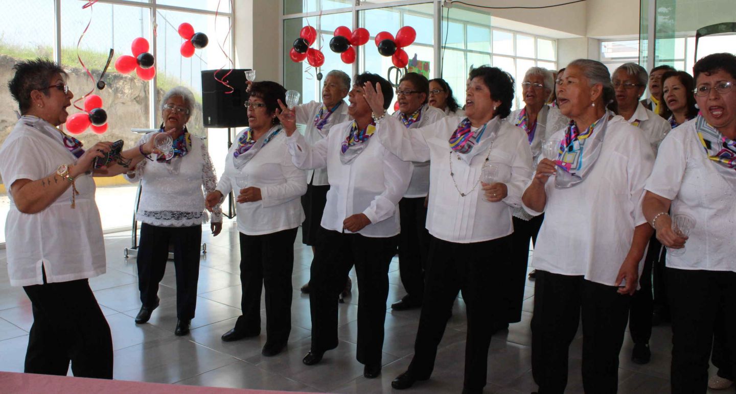 Adultos mayores reciben reconocimiento en Ixtapaluca